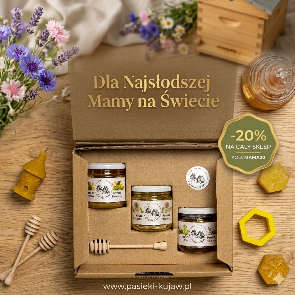 Trzy słoiki miodu w otwartym kartonowym pudełku, na wieczku napis 'Dla Najsłodszej Mamy na Świecie' oraz żółta plakietka -20%. Spod koszyka kwiaty i drewniane akcesoria po bokach.